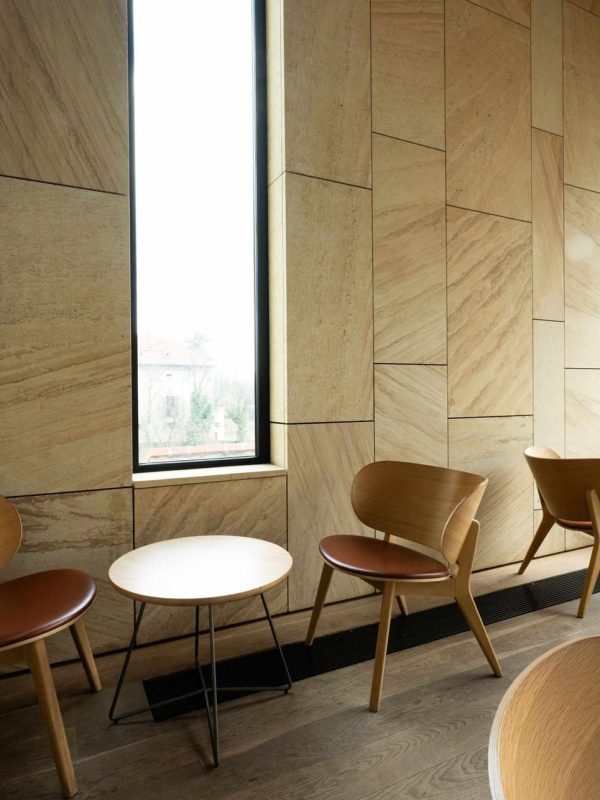 Detail pískovcového obklad u okna nové části probošství na Pražském hradě .