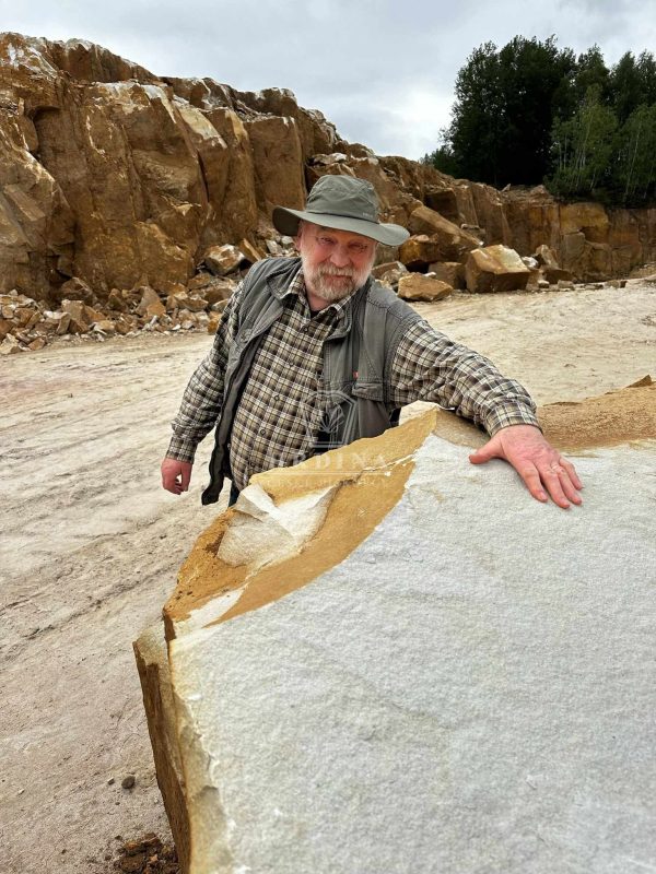 Akademický sochař Vojtěch Adamec při výběru pískovce v lomu Vyhnánov pro památník obětem střelby na Filozofické fakultě — Hrdina & České Pískovce