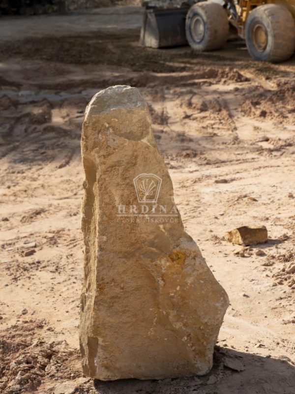 kamenný solitér v kamenolomu vyhnánov