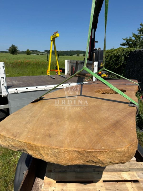 kamenný jídelní stůl Lukáš Krpálek