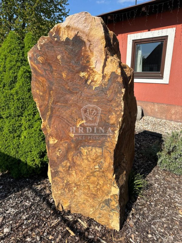 kamenný menhir v zahradě