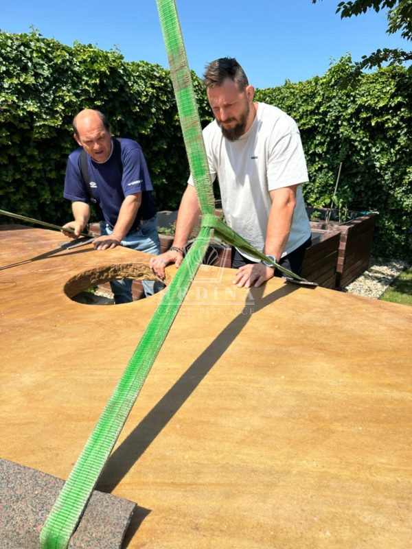 kamenny jidelni stul z piskovce