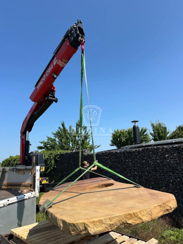 Kamenná deska stolu