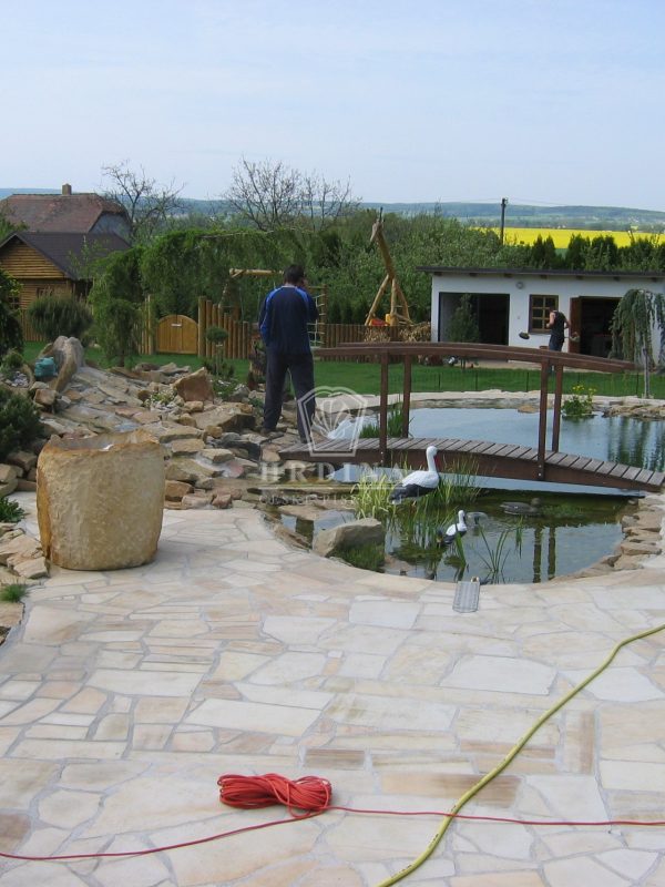 anglická dlažba hrdina