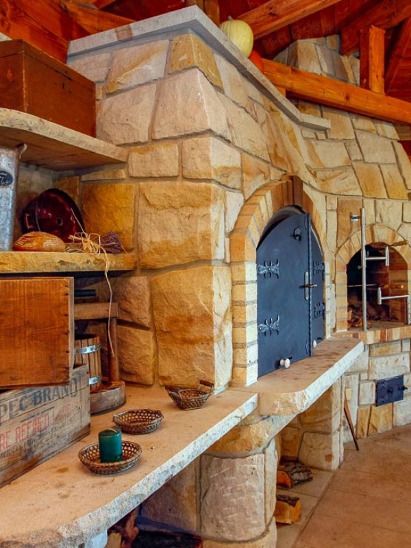 Gastronomická kaple Bolka Polívky na jeho farmě v Olšanech. na snímku kuchyně Bolka Polívky postavená firmou Hrdina-pískovce