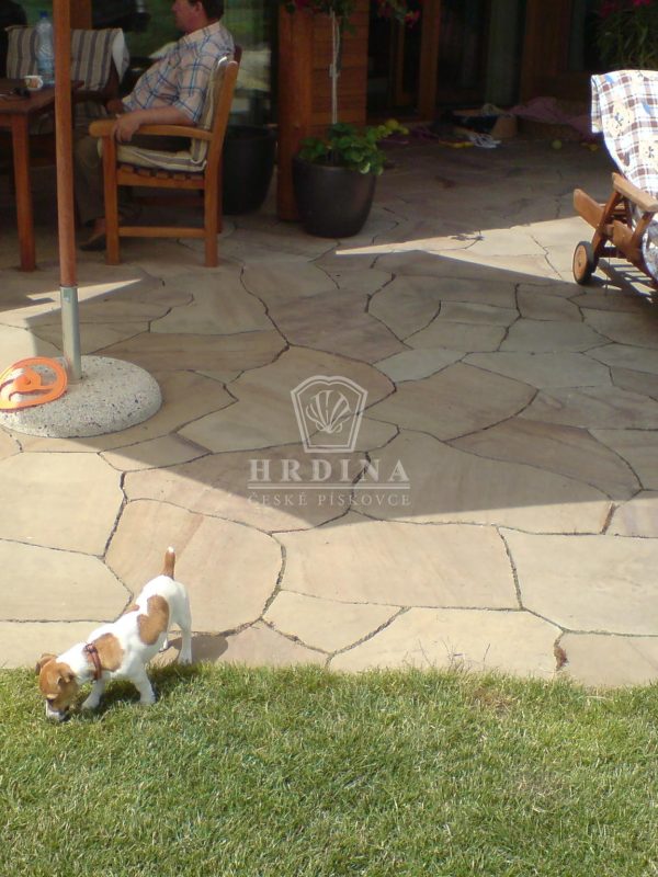 kamenná dlažba na terase domu
