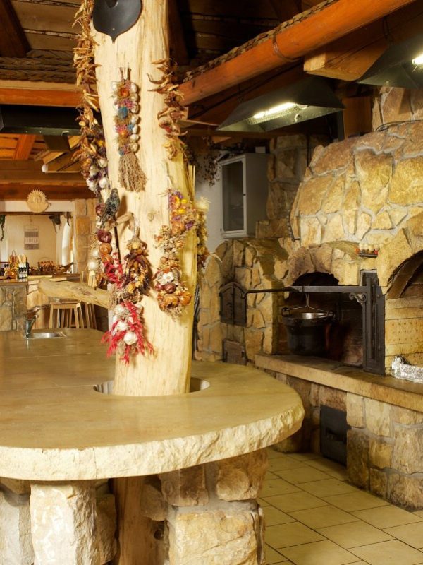 černá kuchyně, kamenná kuchyň, hrdina pískovce