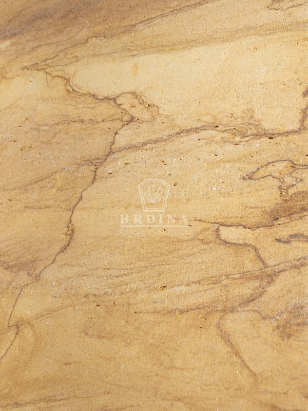 Přírodní kamenná deska s výraznou strukturou a barvou