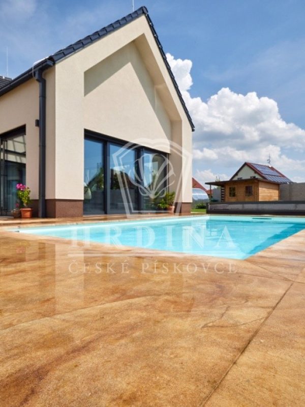 kamenná dlažba z pískovce u bazénu