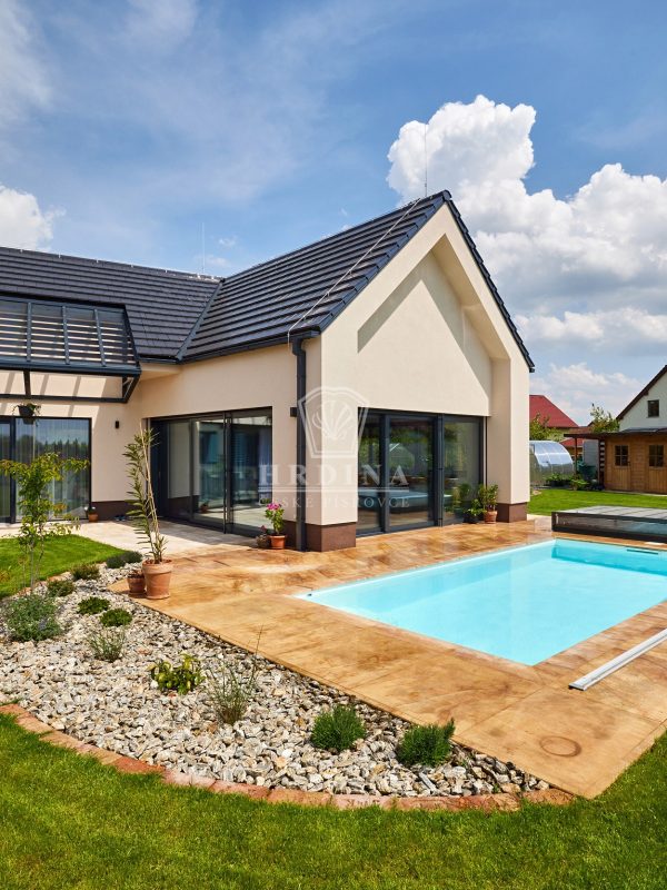 pískovcová dlažba u bazénu