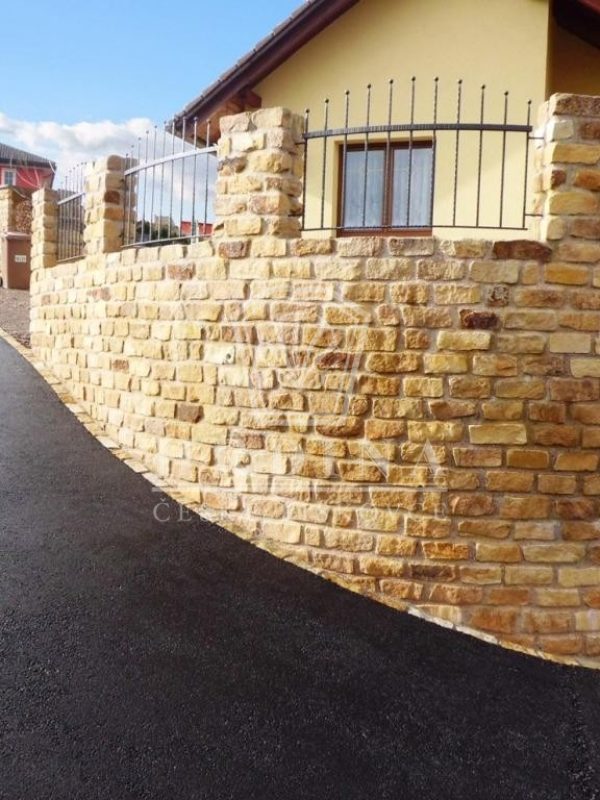 přírodní pískovcová zeď
