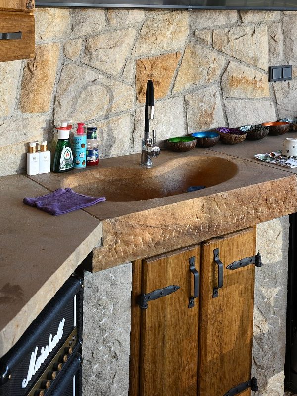 Kamenné umyvadlo - zahradní kuchyně Hrdina