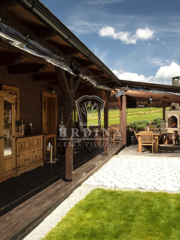 kamenná zahradní kuchyně pod pergolou