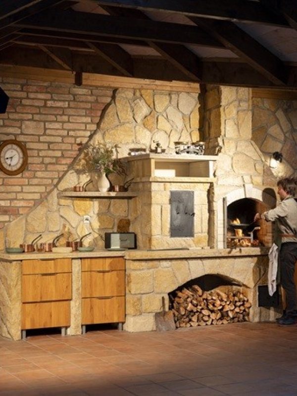 hrdina kuchyně Trnava kamenný krb