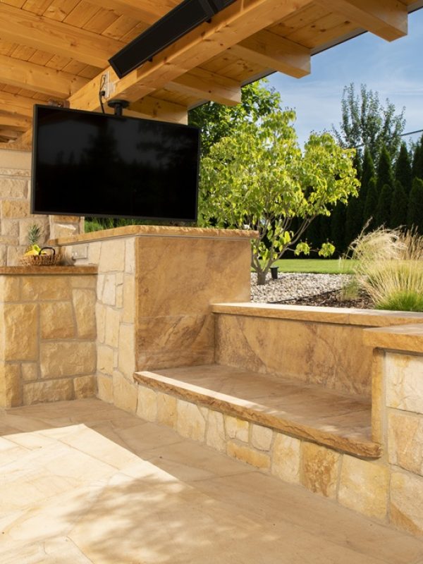 kamenná venkovní kuchyně