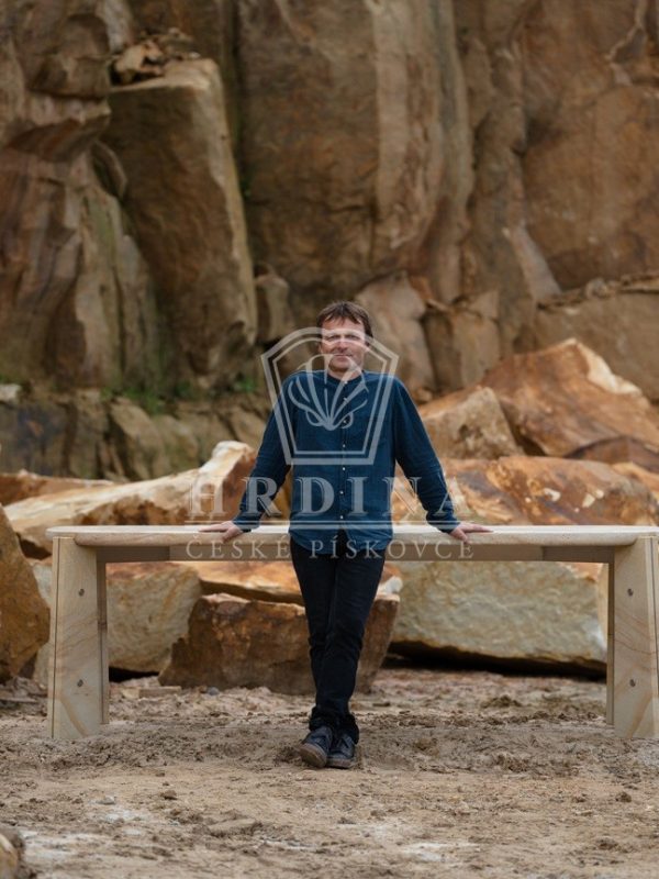 Majitel kamenolomu - Tomáš Hrdina v kamenolomu Vyhnánov s jídelním stolem Lexová a Smatena