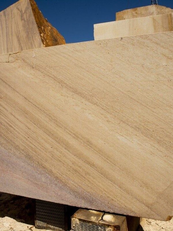 Blok pískovce z lomu Vyhnánov s viditelnou přirozenou kresbou a barevnou strukturou — Hrdina & České Pískovce