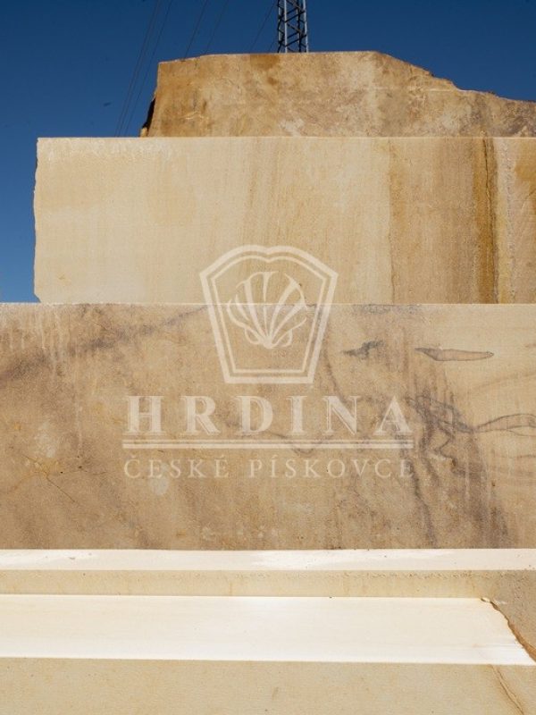 Bloky pískovce z kamenolomu Vyhnánov — přírodní struktura a odstíny českého pískovce