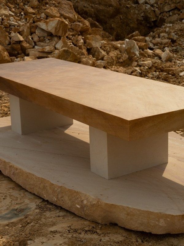 Ručně opracovaný kamenná stůl pro venkovní kuchyně