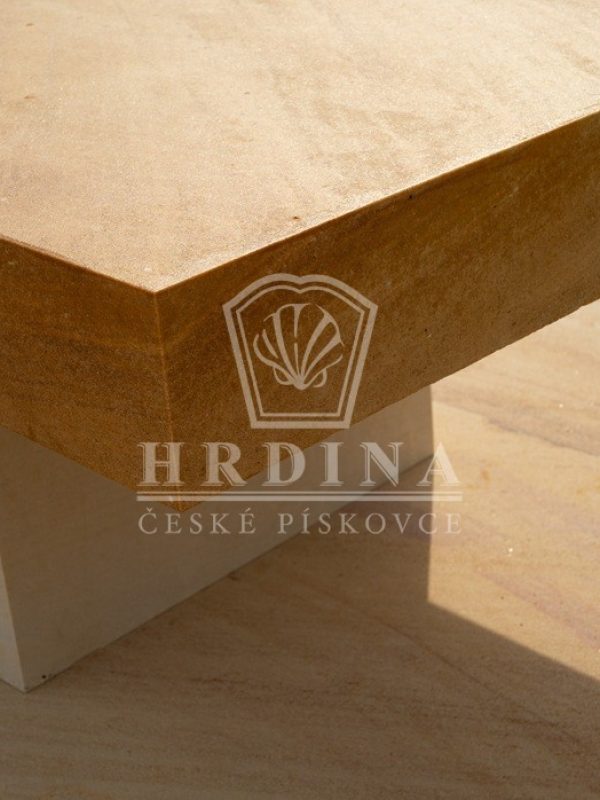 Odolný kamenný stůl do zahrady z pískovce