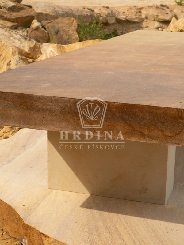 Designový stůl z masivního pískovce od Hrdina a české pískovce