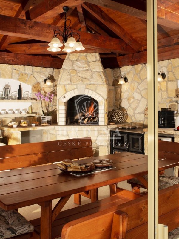 Zahradní kuchyně z pískovce - Hrdina české pískovce