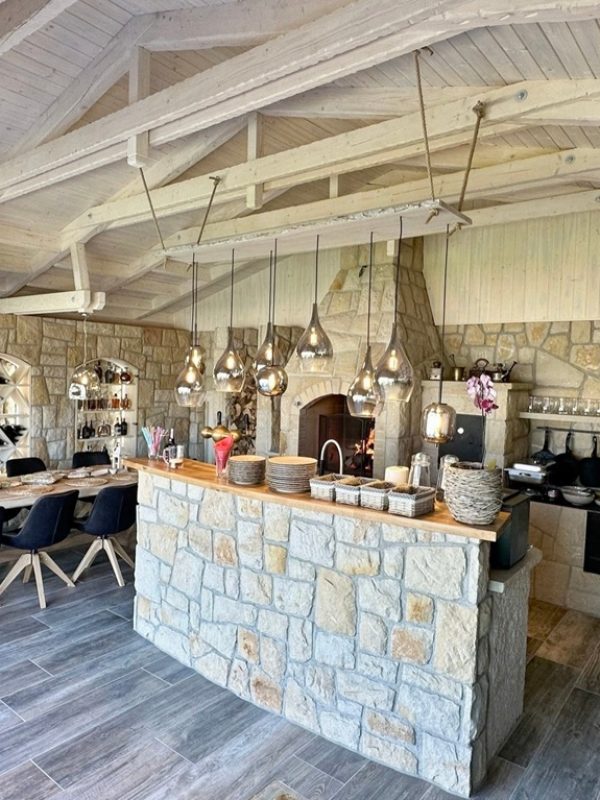 venkovní kuchyně z pískovce s krbem a sporákem