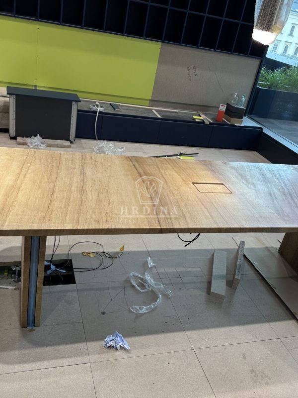 Originální kamenný stůl v administrativní budově od Hrdina české pískovce