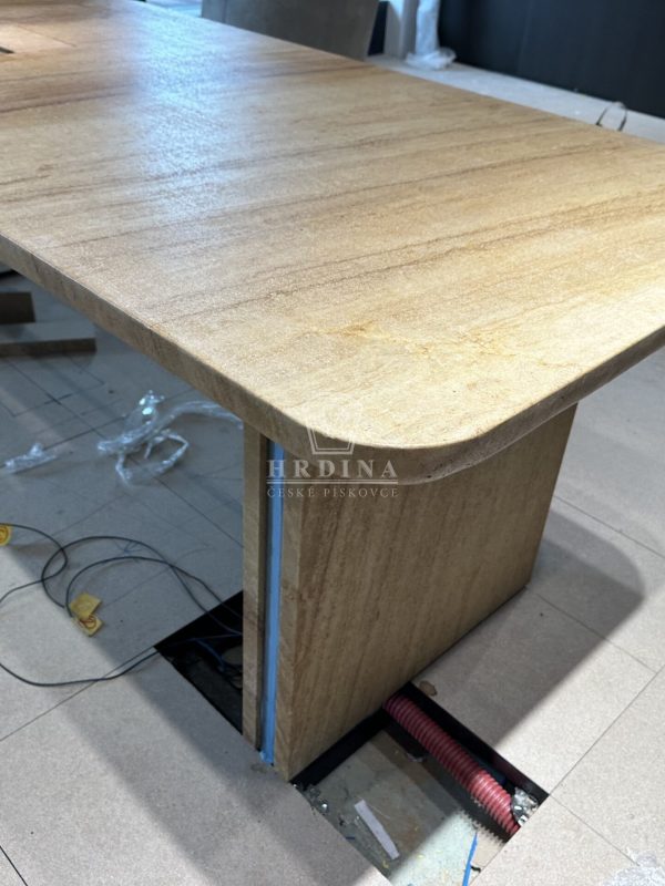 Kamenný stůl v kanceláři z českého pískovce Vyhnánov