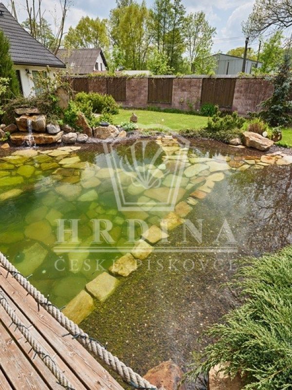 Zahradní skalky a jezírka z českého pískovce krásně ladí s přírodou