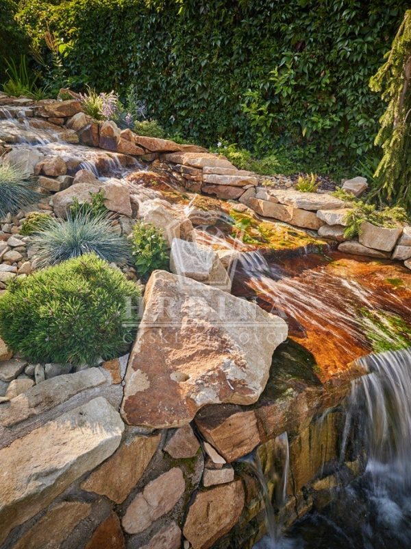 kamenná jezírka v zahradě