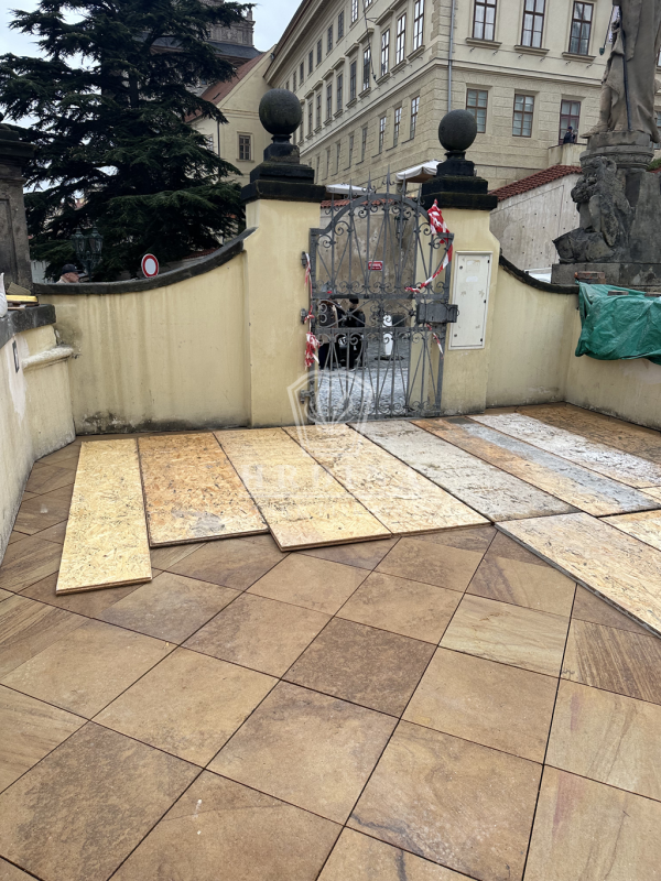 Rekonstrukce terasy kavárny Starbucks na Pražském hradě