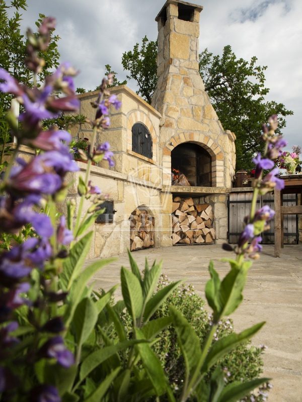 hrdina kuchyně, zahradní krb z pískovce