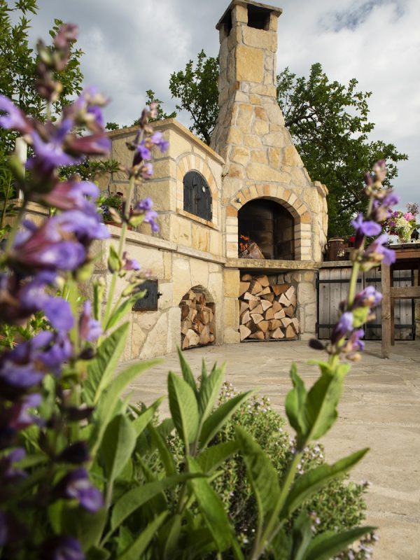 Kamenný krb z pískovce Vyhnánov. Hrdina pískovce