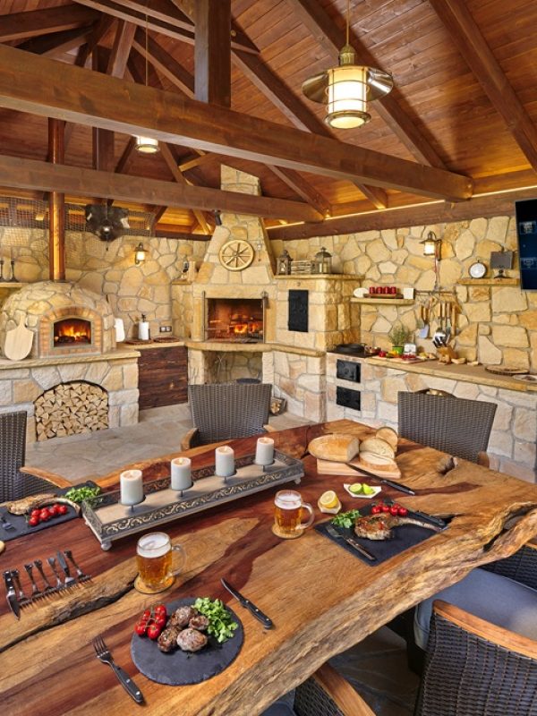 Zahradní kuchyně s pecí na pizzu, krbem a udírnou