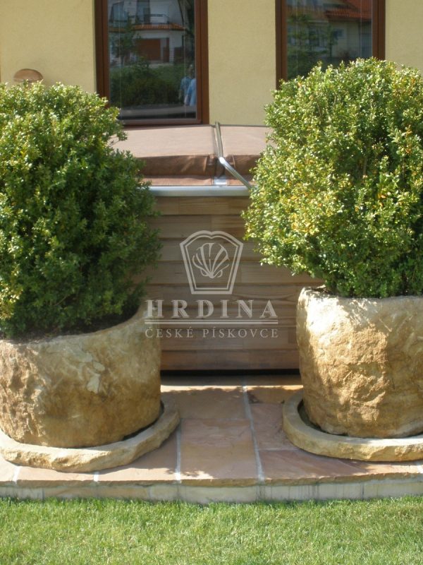 masivní kamenné květináče Kamenný květináč z pískovce. Ideální pro dekoraci zahrad, teras.