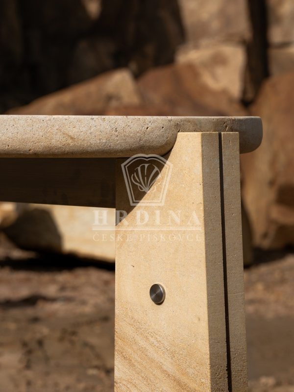 Detail kamenného stolu Lexová a Smetana