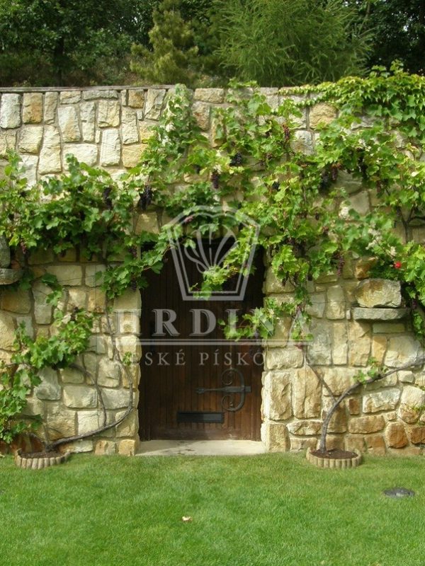 pískovcová zeď