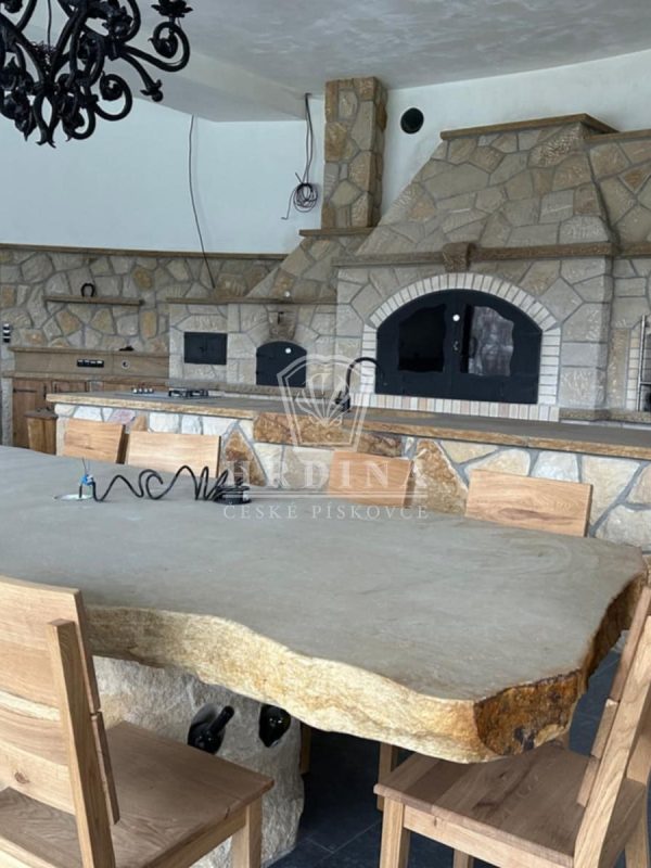 Ručně opracovaný kamenný stůl pro venkovní kuchyně a posezená v zahradě