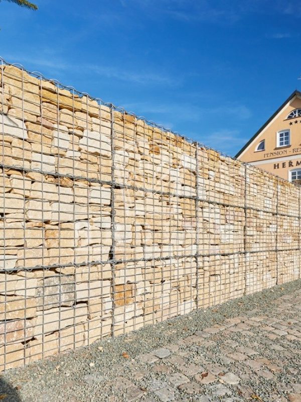 Gabionová zeď vyplněná pískovcem z lomu Vyhnánov — Hrdina & České Pískovce