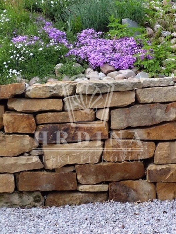 kamenná zeď z pískovce Vyhnánov