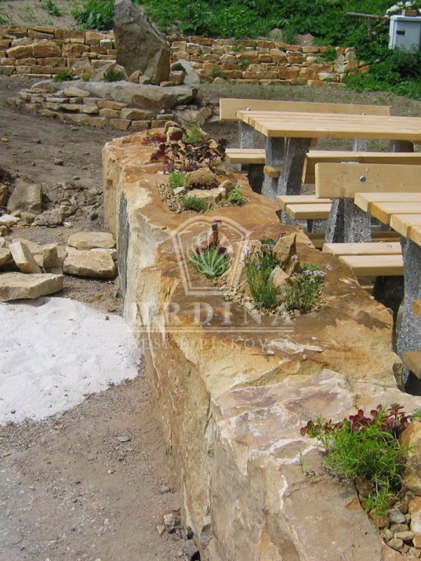 kamenné koryto ne květiny z pískovce