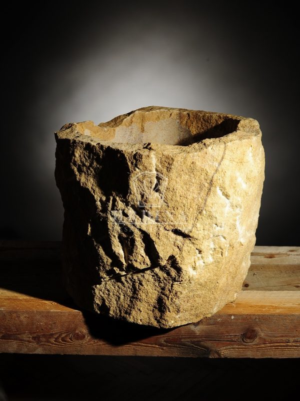 Zahradní květináče z pískovce ručně vyrobené