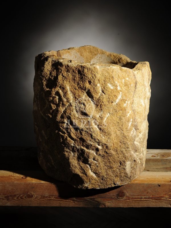 hrubý pískovcový květináč