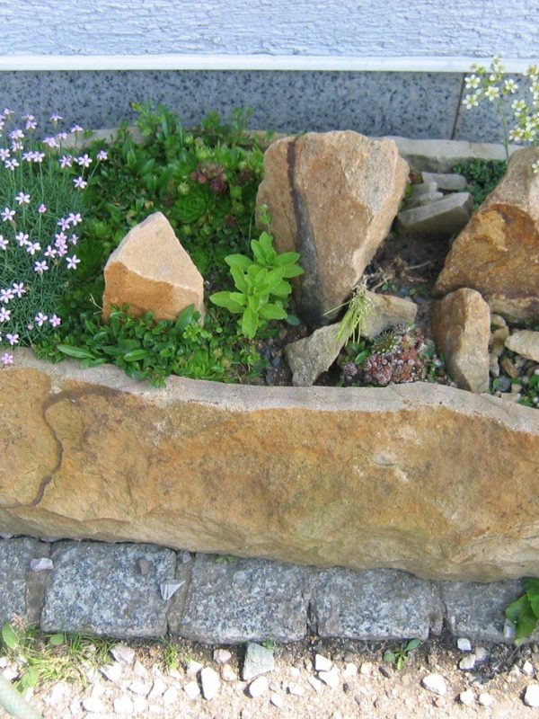 Oválná kamenný květináč