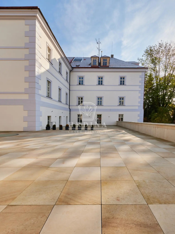 Formátovaná dlažba z pískovce Vyhnánov na nádvoří kláštera v Nové Pace — Hrdina & České Pískovce